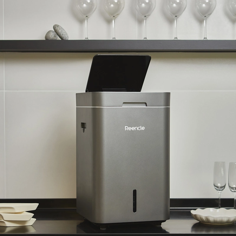 Električni kompostnik Reencle Gravity v kuhinji – trajnostno kompostiranje odpadkov brez neprijetnih vonjav