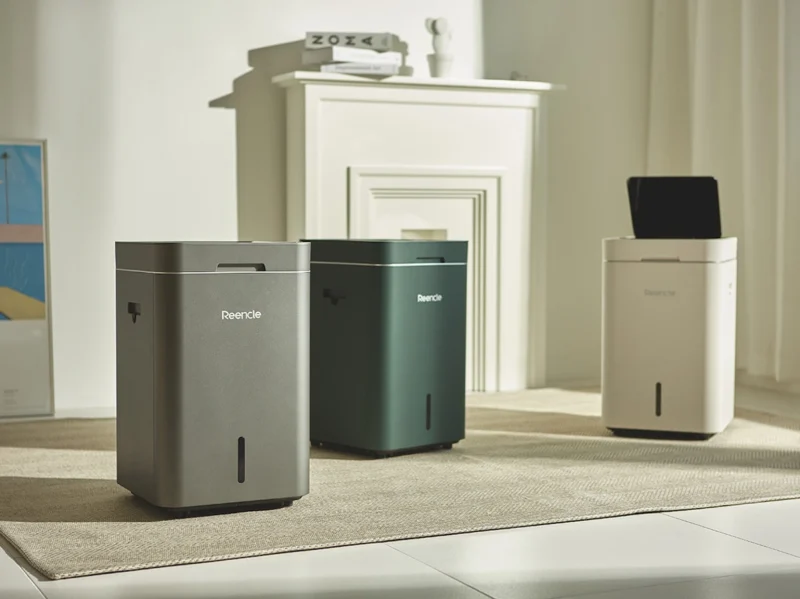 Bež Reencle Gravity Composter v kuhinji - rešitev za odpadke hrane, ki proizvaja kompost