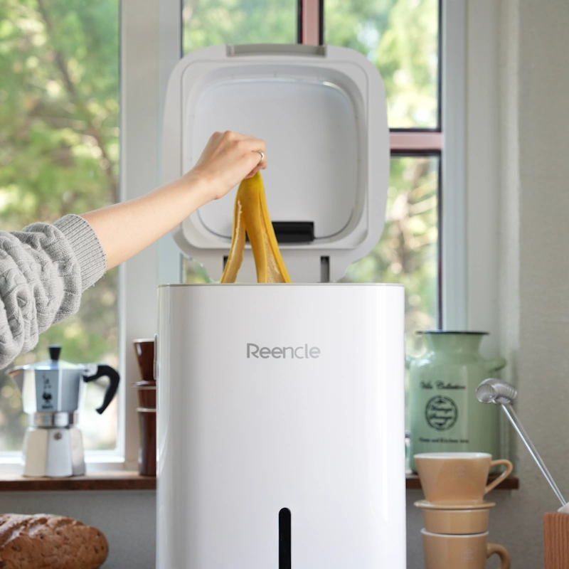Beli kompostnik Reencle Prime v kuhinji – elegantna rešitev za domače kompostiranje brez vonja