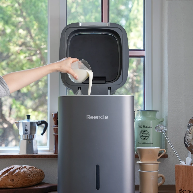 Domači kompostnik Reencle Prime v kuhinji – odlaganje ostankov hrane brez smrdljivega koša za smeti