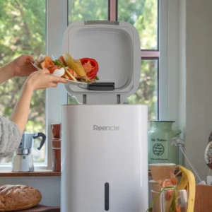 Domači kompostnik Reencle Prime v kuhinji – odlaganje ostankov hrane brez pokanja vrečk