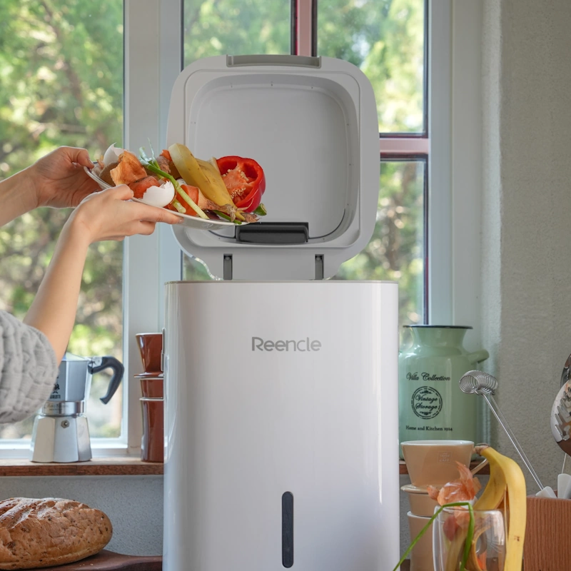 Domači kompostnik Reencle Prime v kuhinji – odlaganje ostankov hrane brez pokanja vrečk