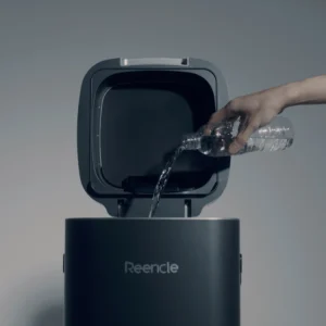 Dodajanje vode pri prvem zagonu domačega kompostnika Reencle Prime