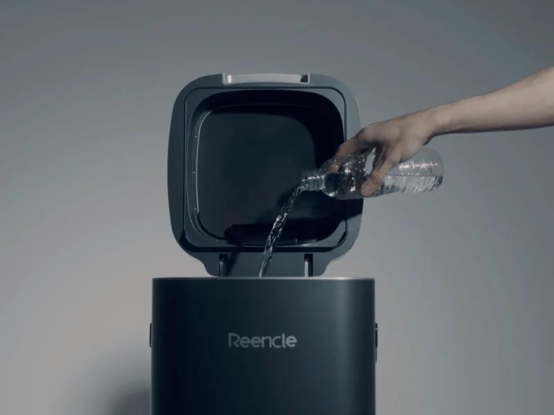 Dodajanje vode pri prvem zagonu domačega kompostnika Reencle Prime