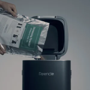 Zagon kompostnika Reencle Prime z začetnim paketom, ki vsebuje mešanico mikroorganizmov za kompostiranje