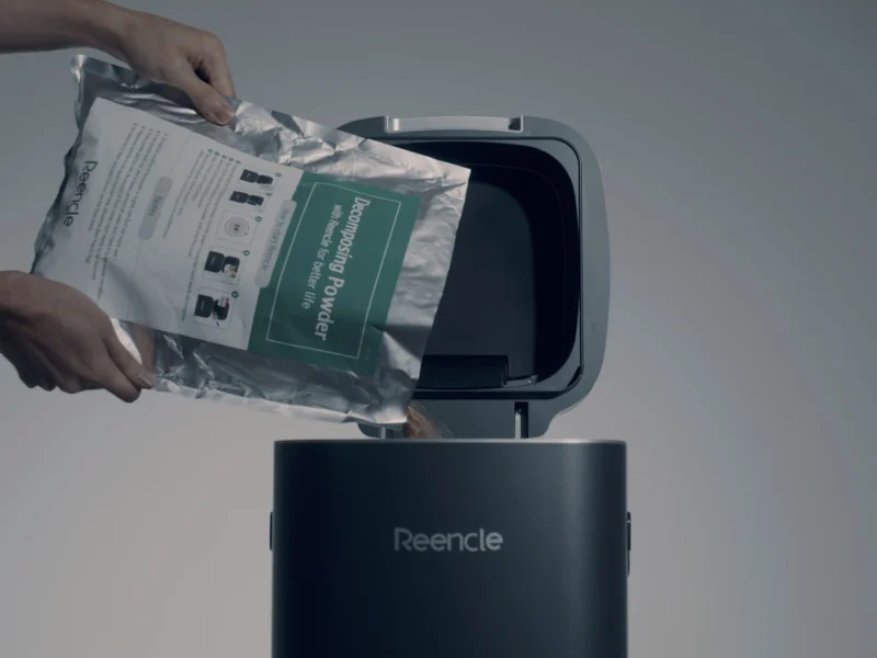 Zagon kompostnika Reencle Prime z začetnim paketom, ki vsebuje mešanico mikroorganizmov za kompostiranje